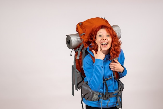 Turista de vista frontal en viaje de montaña con mochila