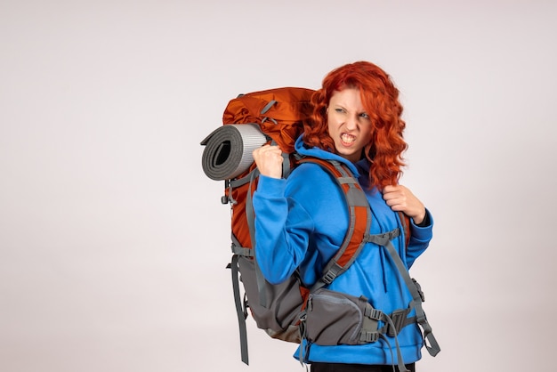 Turista de vista frontal en viaje de montaña con mochila