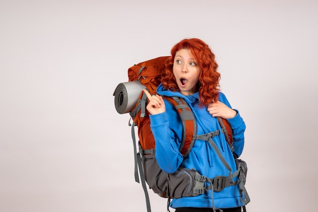 Turista de vista frontal en viaje de montaña con mochila