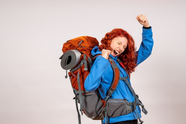 Turista de vista frontal en viaje de montaña con mochila