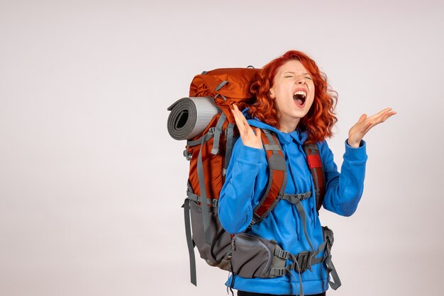 Turista de vista frontal en viaje de montaña con mochila