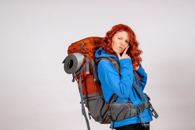 Turista de vista frontal en viaje de montaña con mochila