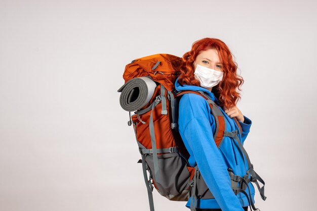 Turista de vista frontal en viaje de montaña con mochila