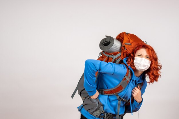 Turista de vista frontal en viaje de montaña con mochila