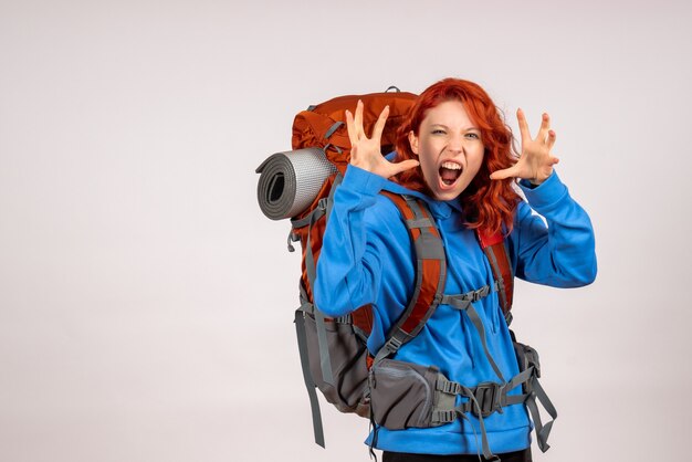 Turista de vista frontal en viaje de montaña con mochila