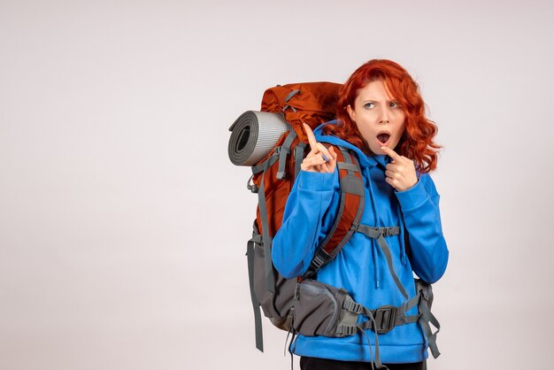 Turista de vista frontal en viaje de montaña con mochila