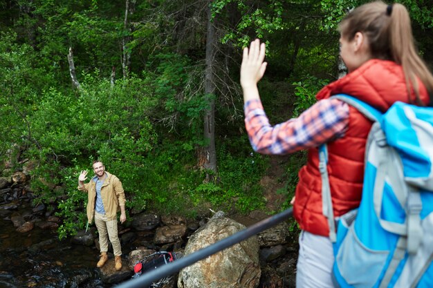 Turistas agitando las manos