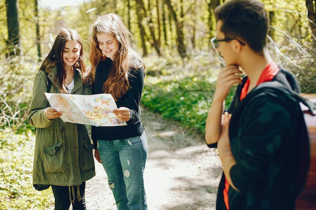 turistas en un bosque