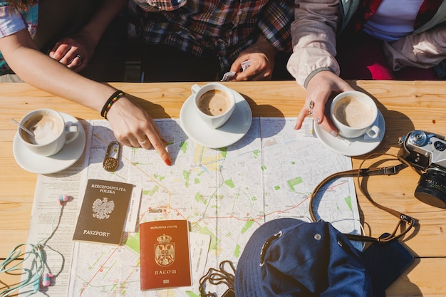 Turistas con café y mapa