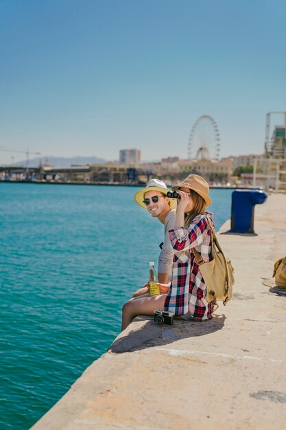 Turistas en la costa con prismáticos