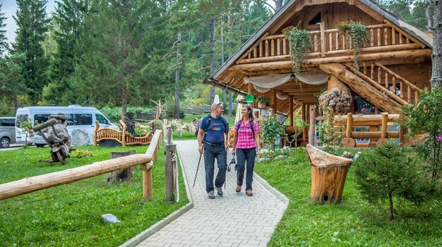 Los turistas dando un paseo alrededor de Hija Glamping Lake Bloke en Nova Vas, Eslovenia