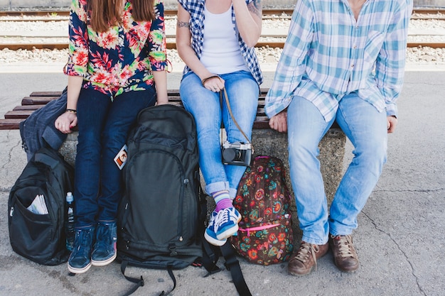 Foto gratuita turistas esperando en estación de tren