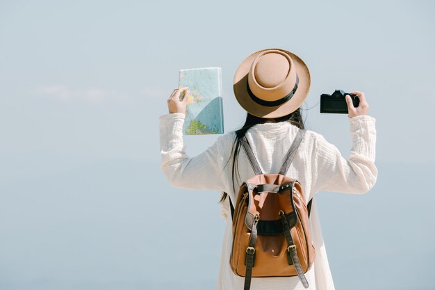 Las turistas extendieron sus brazos y sostuvieron sus alas.