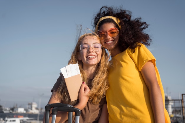 Turistas felices de tiro medio