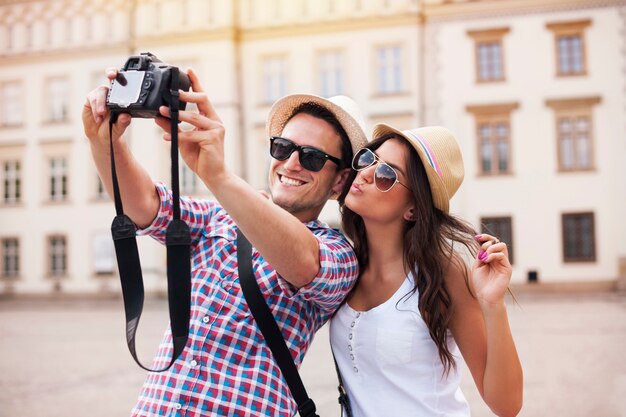 Turistas felices tomando fotos de sí mismos