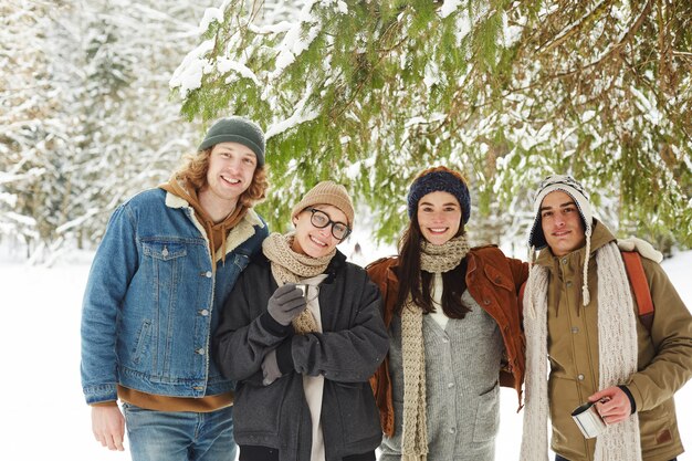 Turistas felices en Winter Resort