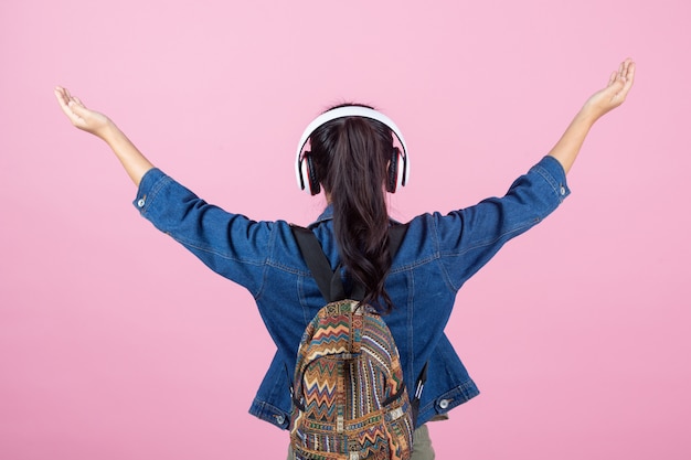 Turistas femeninos en el estudio en un fondo rosado.