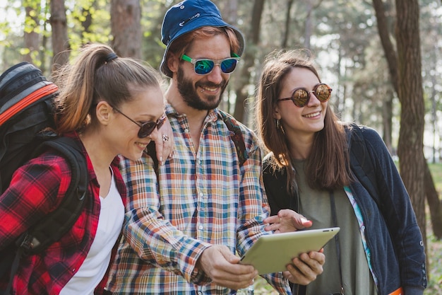 Turistas joven sonrientes con tablet