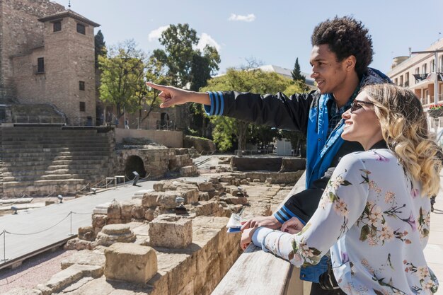 Turistas jóvenes en frente de un monumento