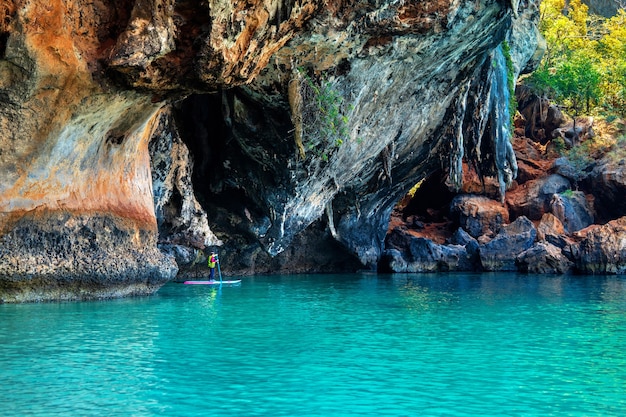 Turistas en kayak en Railay en Krabi, Tailandia.