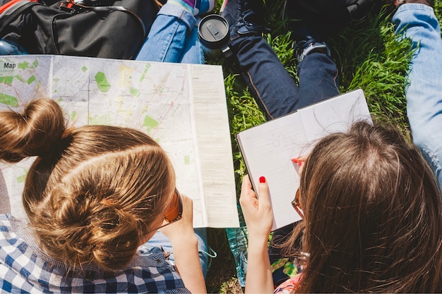 Foto gratuita turistas con mapa vista superior