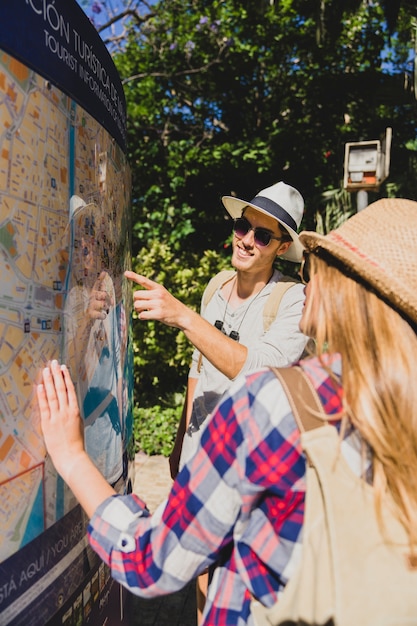 Turistas y mapa