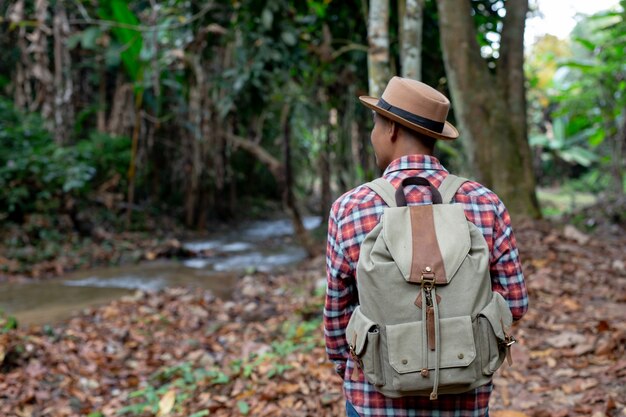 Los turistas masculinos están disfrutando del bosque.