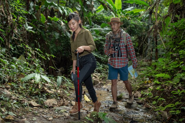 Turistas masculinos y femeninos disfrutan del bosque.