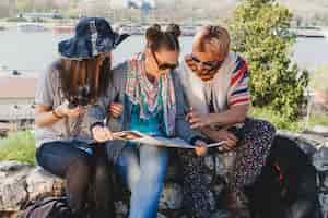 Foto gratuita turistas mirando mapa