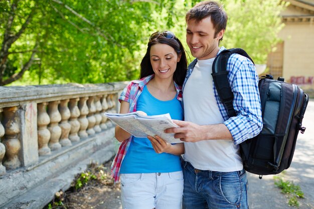 Turistas con mochila y mapa