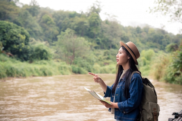 Foto gratuita turistas mujeres sostienen un mapa para encontrar lugares.