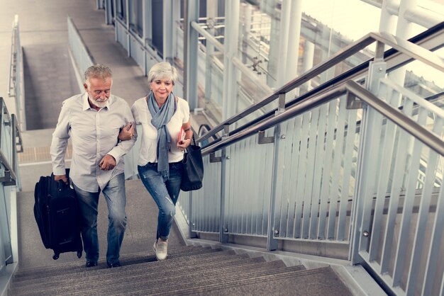 Turistas de pareja mayor que viajan ciudad