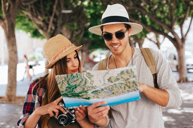 Turistas perdidos mirando el mapa