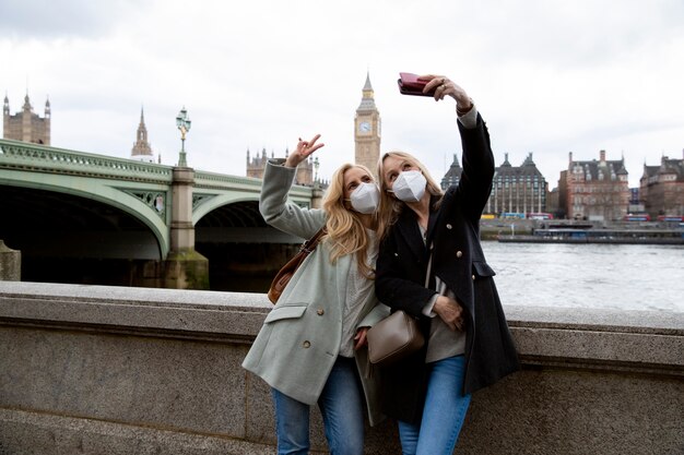 Turistas que visitan la ciudad y usan máscara de viaje