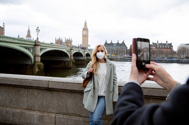 Turistas que visitan la ciudad y usan máscara de viaje