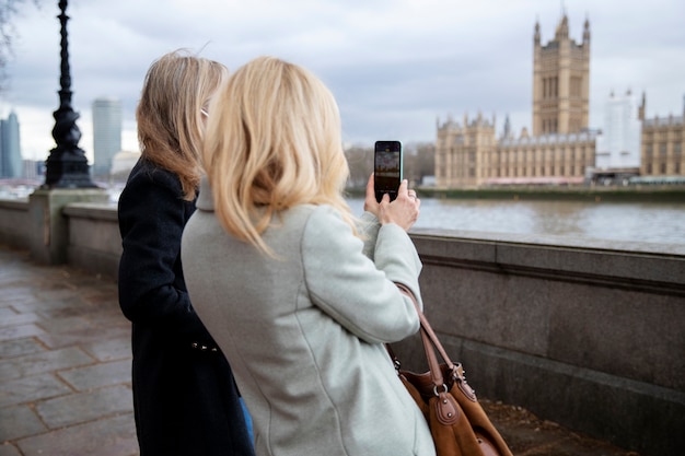 Turistas que visitan la ciudad y usan máscara de viaje