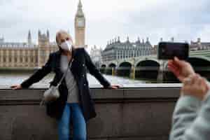 Foto gratuita turistas que visitan la ciudad y usan máscara de viaje