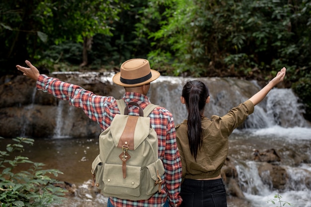 Foto gratuita los turistas son felices