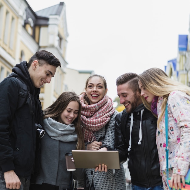 Foto gratuita turistas con tableta digital en la calle