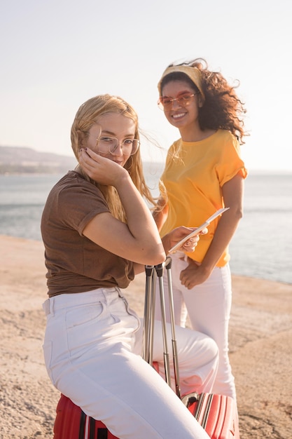 Foto gratuita turistas de tiro medio en la playa