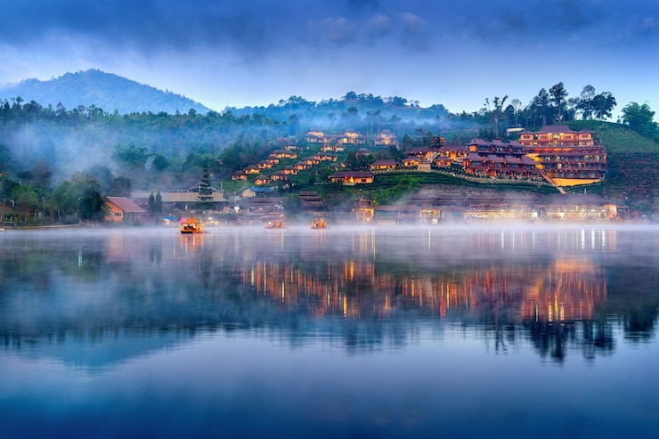 Foto gratuito los turistas toman un barco en la aldea tailandesa de ban rak en la provincia de mae hong son, tailandia