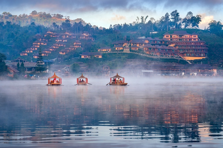 Foto gratuito los turistas toman un barco en la aldea tailandesa de ban rak en la provincia de mae hong son, tailandia