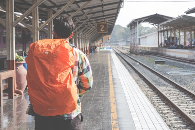 Los turistas viajan a la estación de tren.