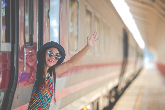 Los turistas viajan a la estación de tren.