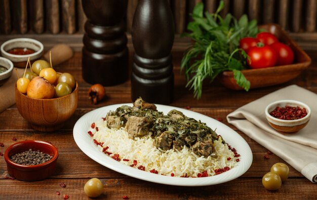 Turshu govurma plov con trozos de carne y guarnición de arroz