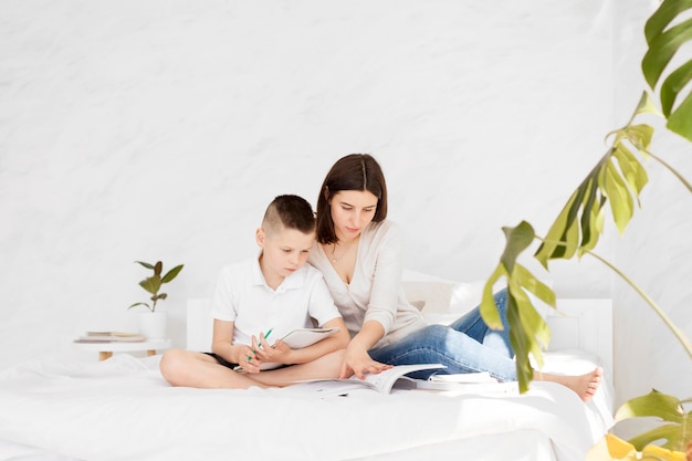 Tutor y alumno aprendiendo y permaneciendo en la cama