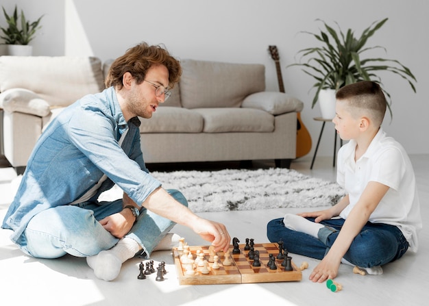 Tutor aprendiendo niño a jugar ajedrez