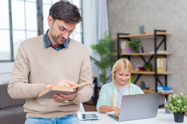 Tutor en casa y joven estudiante