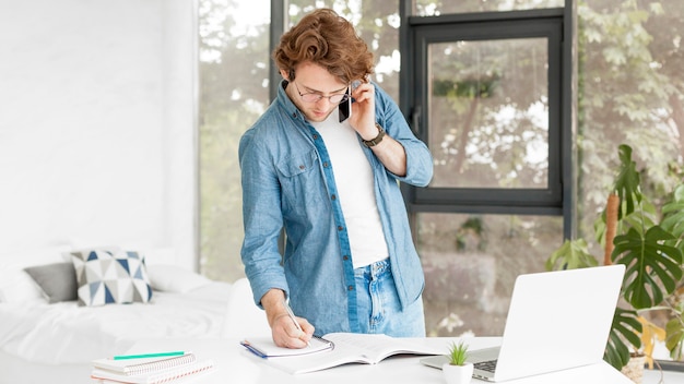 Foto gratuita tutor en casa tomando el teléfono