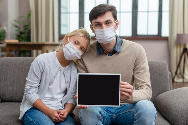 Tutor y joven estudiante mostrando la tableta